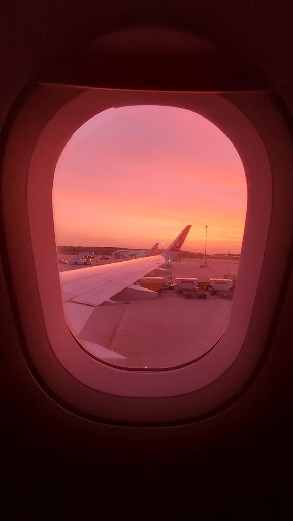 Sonnenaufgang aus dem Flugzeugfenster
